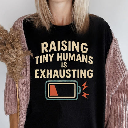 MyDesigns T-Shirt Raising Tiny Humans Exhausting Battery Design T-Shirt